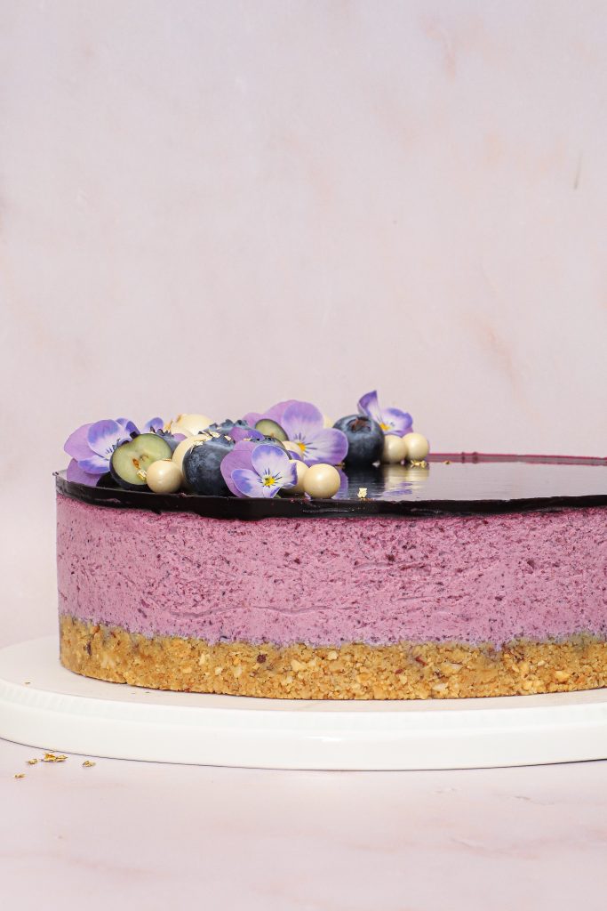 Blåbær cheesecake - Opskrift på blåbær cheesecake med vanilje, lime og hvid chokolade