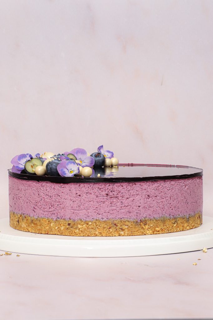 Blåbær cheesecake - Opskrift på blåbær cheesecake med vanilje, lime og hvid chokolade