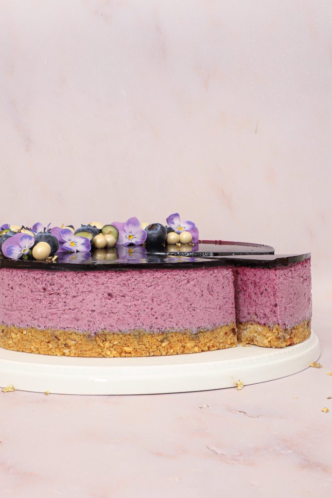 Blåbær cheesecake - Opskrift på blåbær cheesecake med vanilje, lime og hvid chokolade