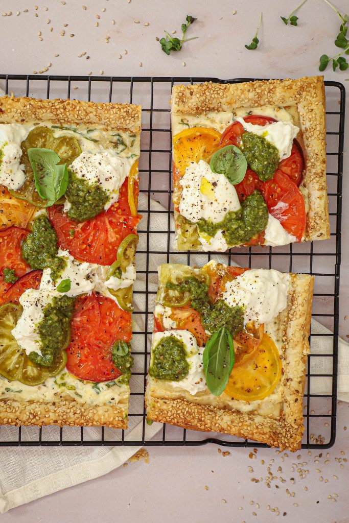 Butterdejstærte med tomater, pesto og burrata - Opskrift på butterdejstærte