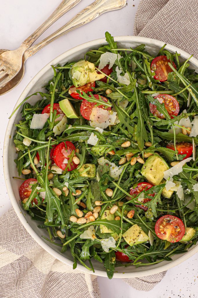 Ruccolasalat med tomat, avocado og pesto - Opskrift med ruccola