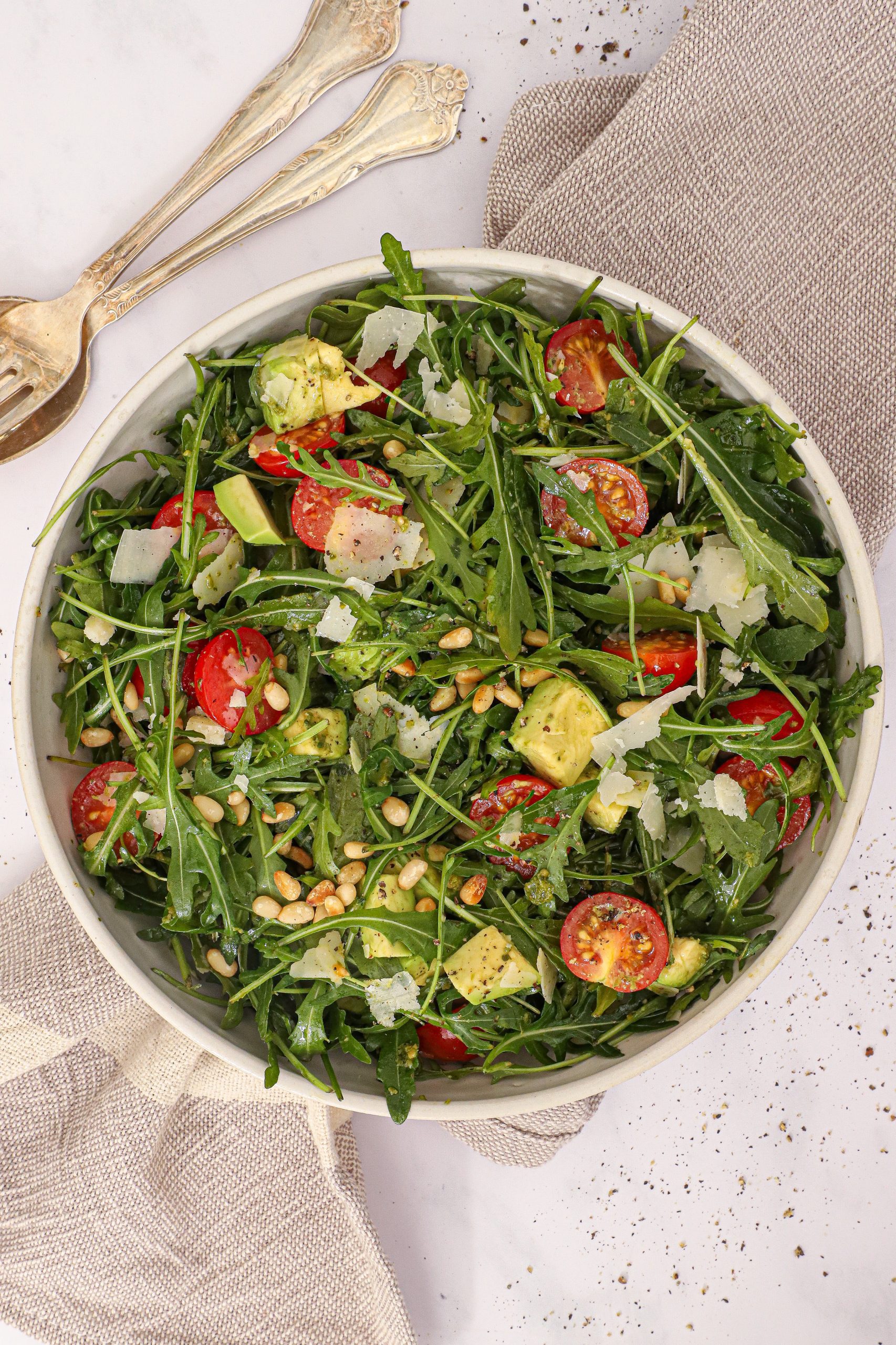 Ruccolasalat med tomat, avocado og pesto - Opskrift med ruccola