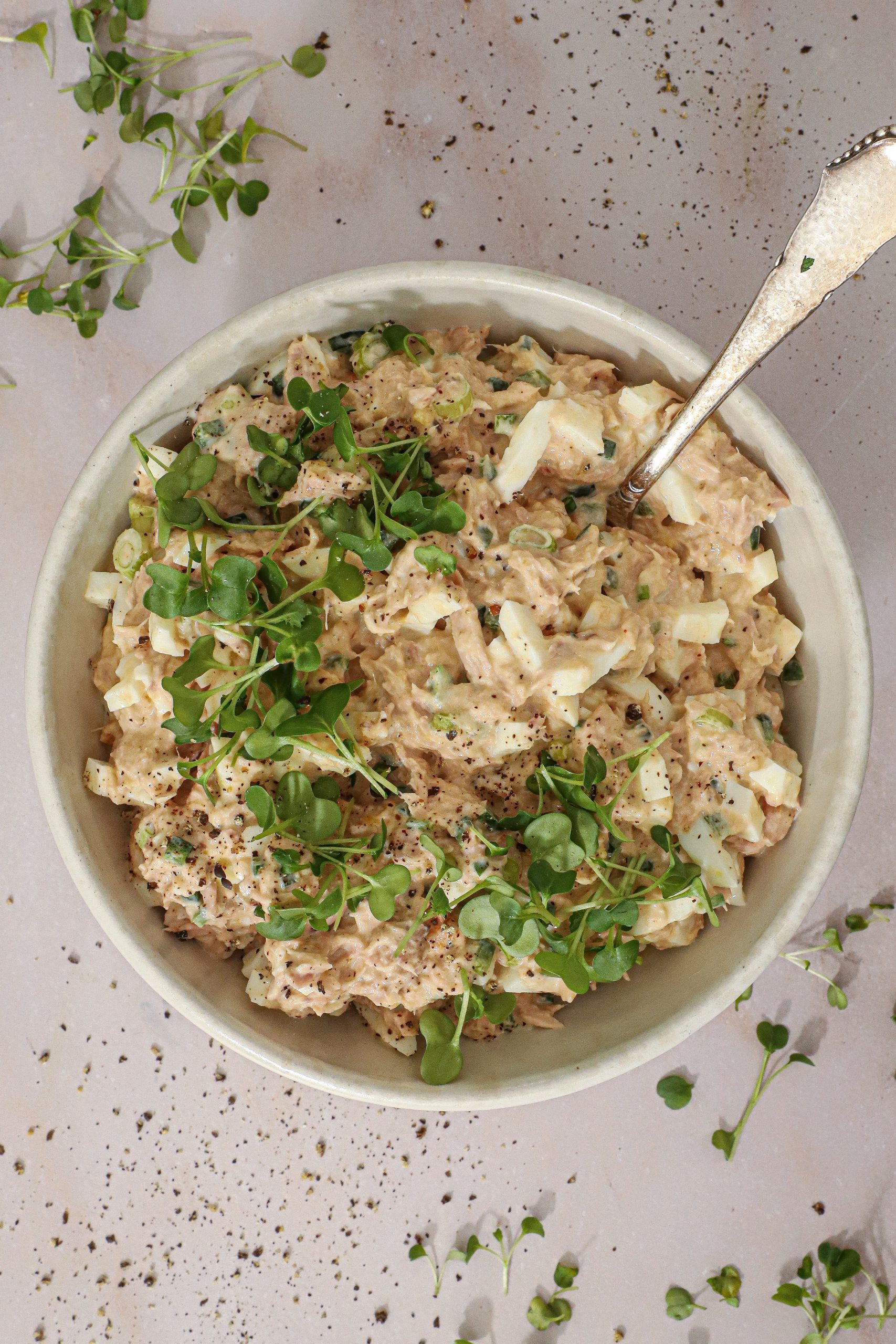 Spicy tunsalat med æg - Opskrift på tunsalat med æg og chili