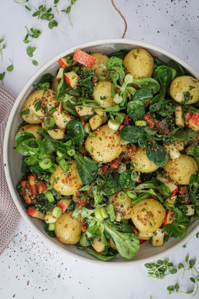 Kartoffelsalat med bacon, æble og sennepsvinaigrette
