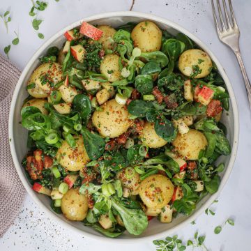 Kartoffelsalat med bacon, æble og sennepsvinaigrette
