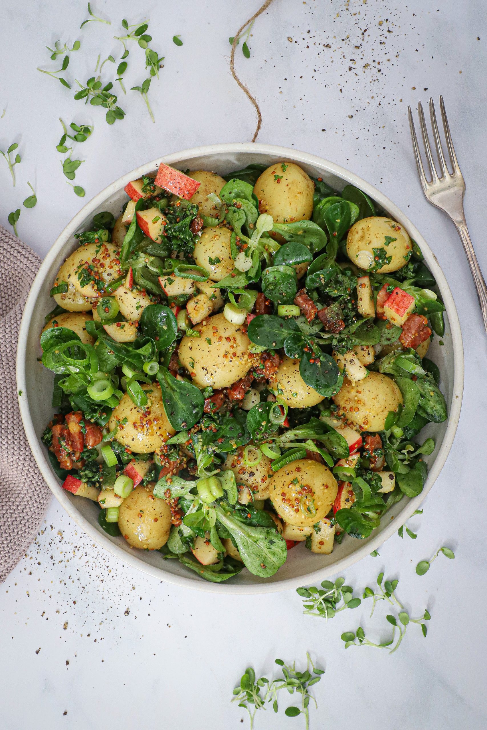 Kartoffelsalat med bacon, æble og sennepsvinaigrette