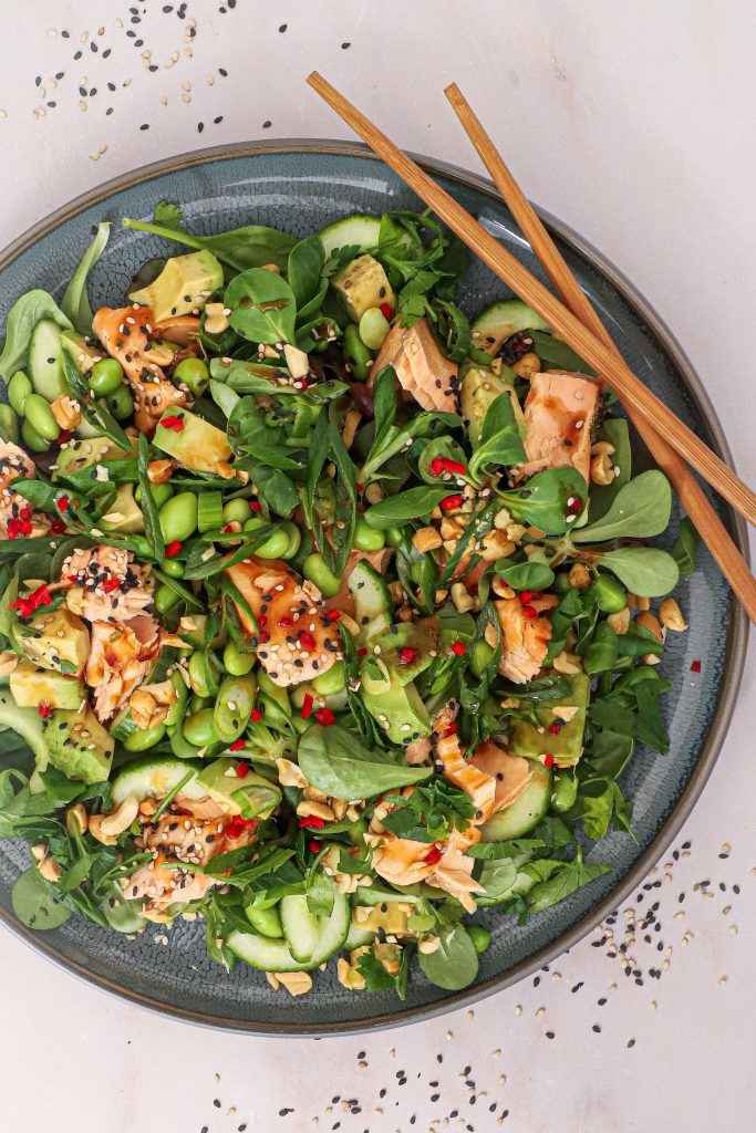 Asiatisk laksesalat - Opskrift på asiatisk salat med laks