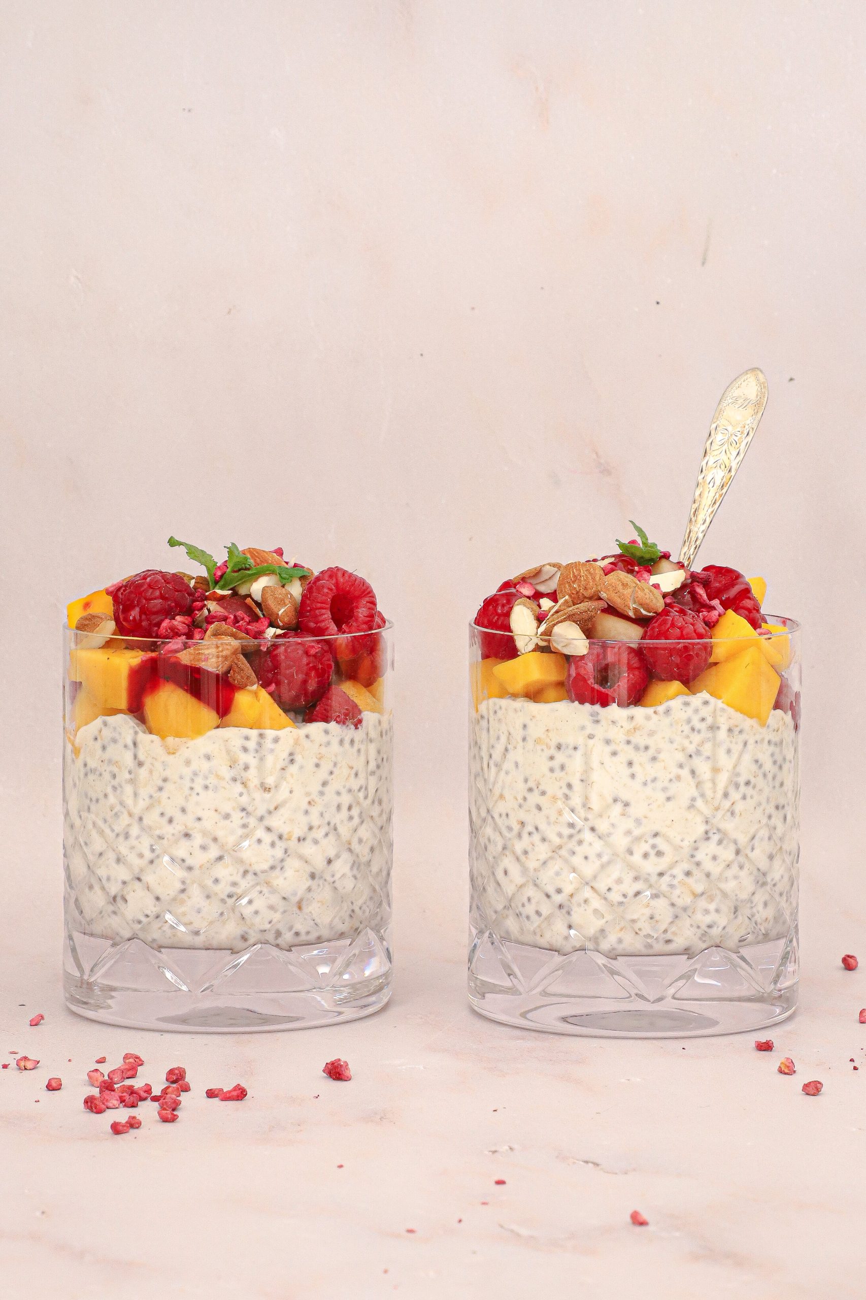 Overnight oats med mango hindbær - Opskrift på køleskabsgrød