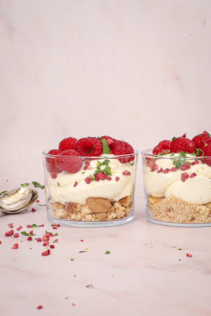 Mascarponecreme og friske bær - Opskrift på dessert i glas