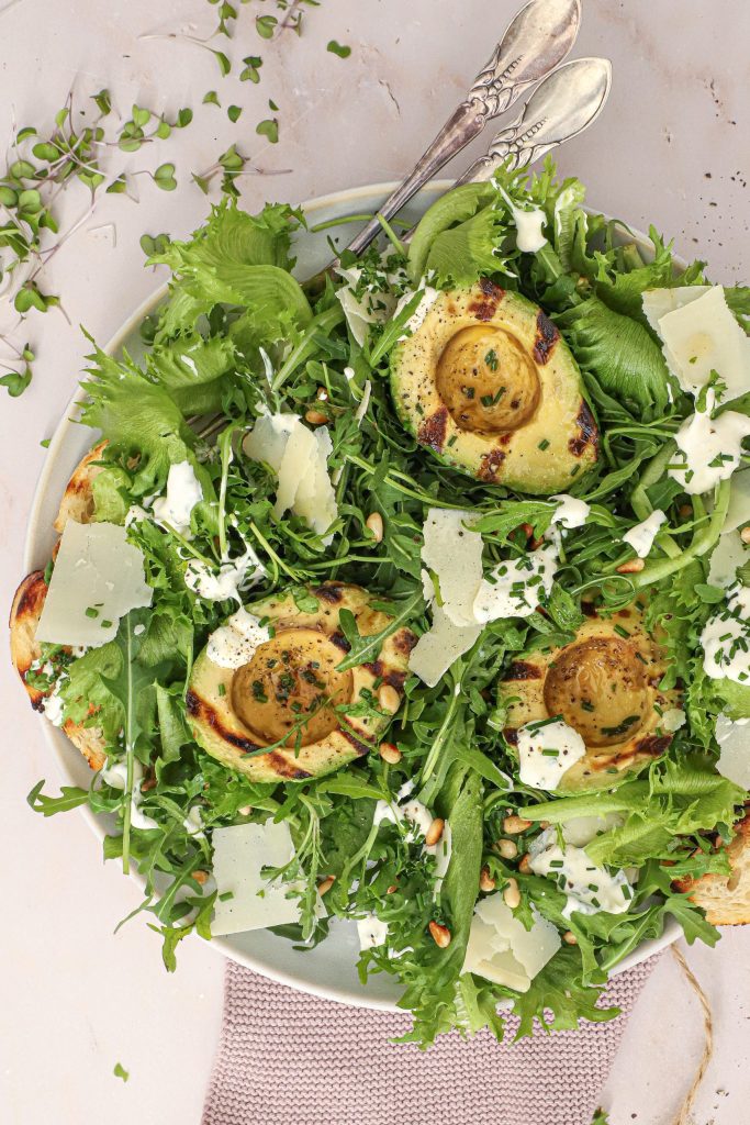 Grillet avocadosalat med hvidløgsdressing