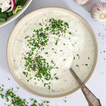 Hvidløgsdressing - Opskrift på nem hvidløgsdressing