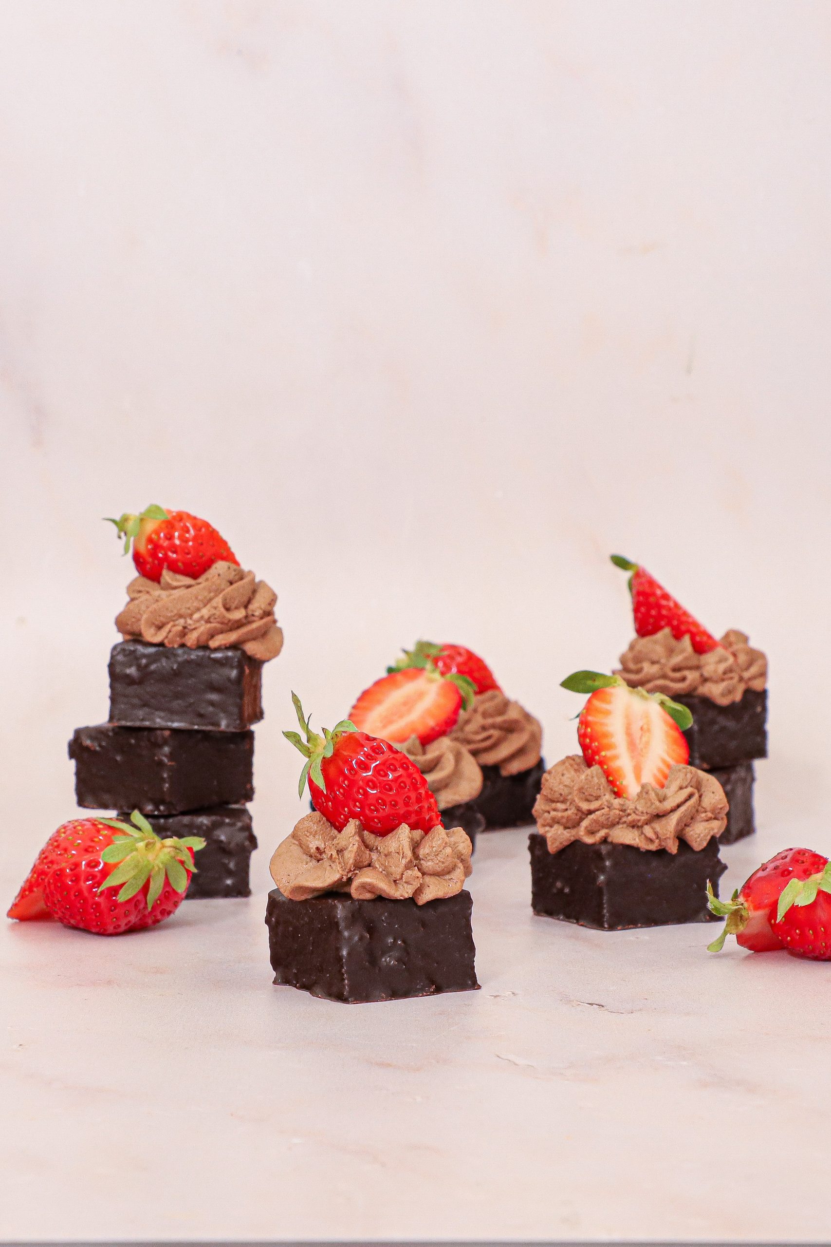 Brownie bites med kakaocreme og jordbær - Dessert på 10 min.