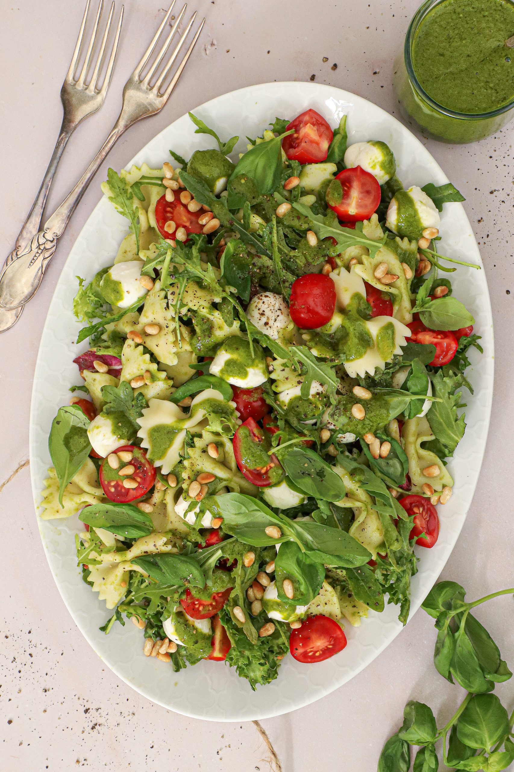 Italiensk pastasalat med basilikum vinaigrette