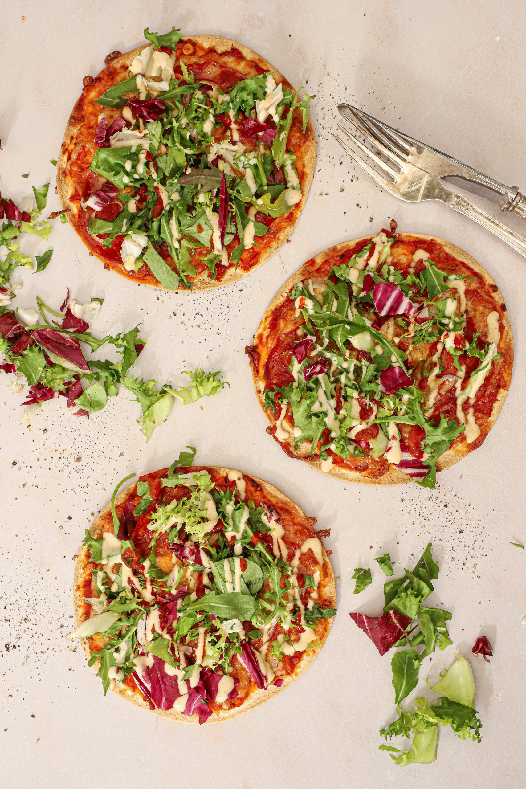 Tortilla pizza med chorizo og salat