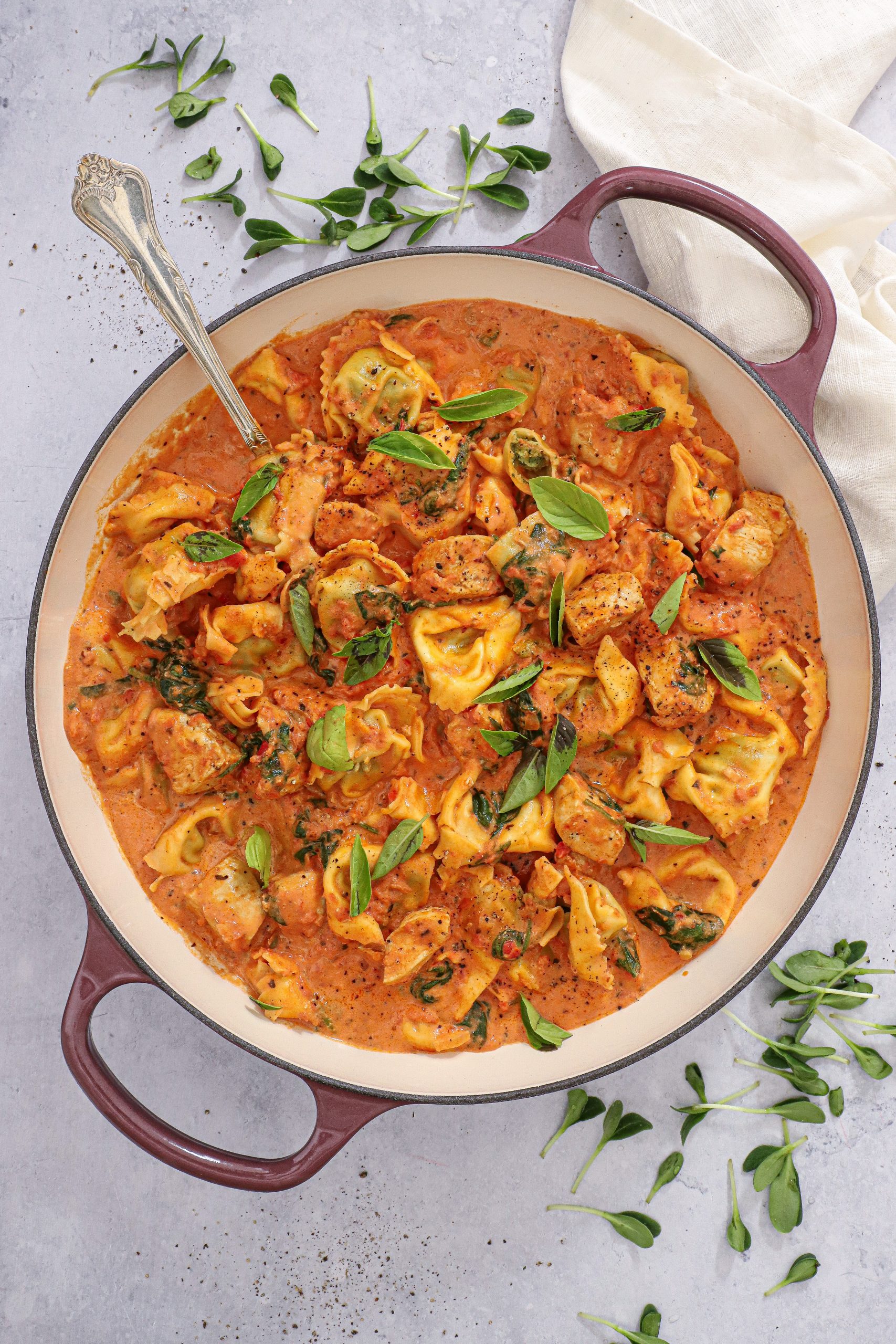 Tortellini og kylling i cremet tomatsauce