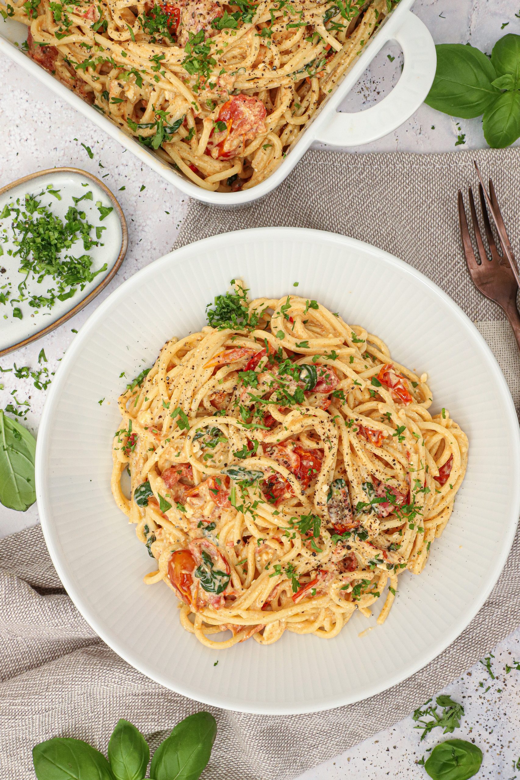 Pasta med bagt feta og tomater - Opskrift på feta pasta med tomater