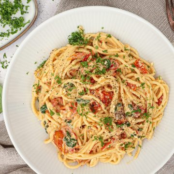 Pasta med bagt feta og tomater - Opskrift på feta pasta med tomater
