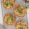 Tortilla pizza med tun, chili og forårsløg