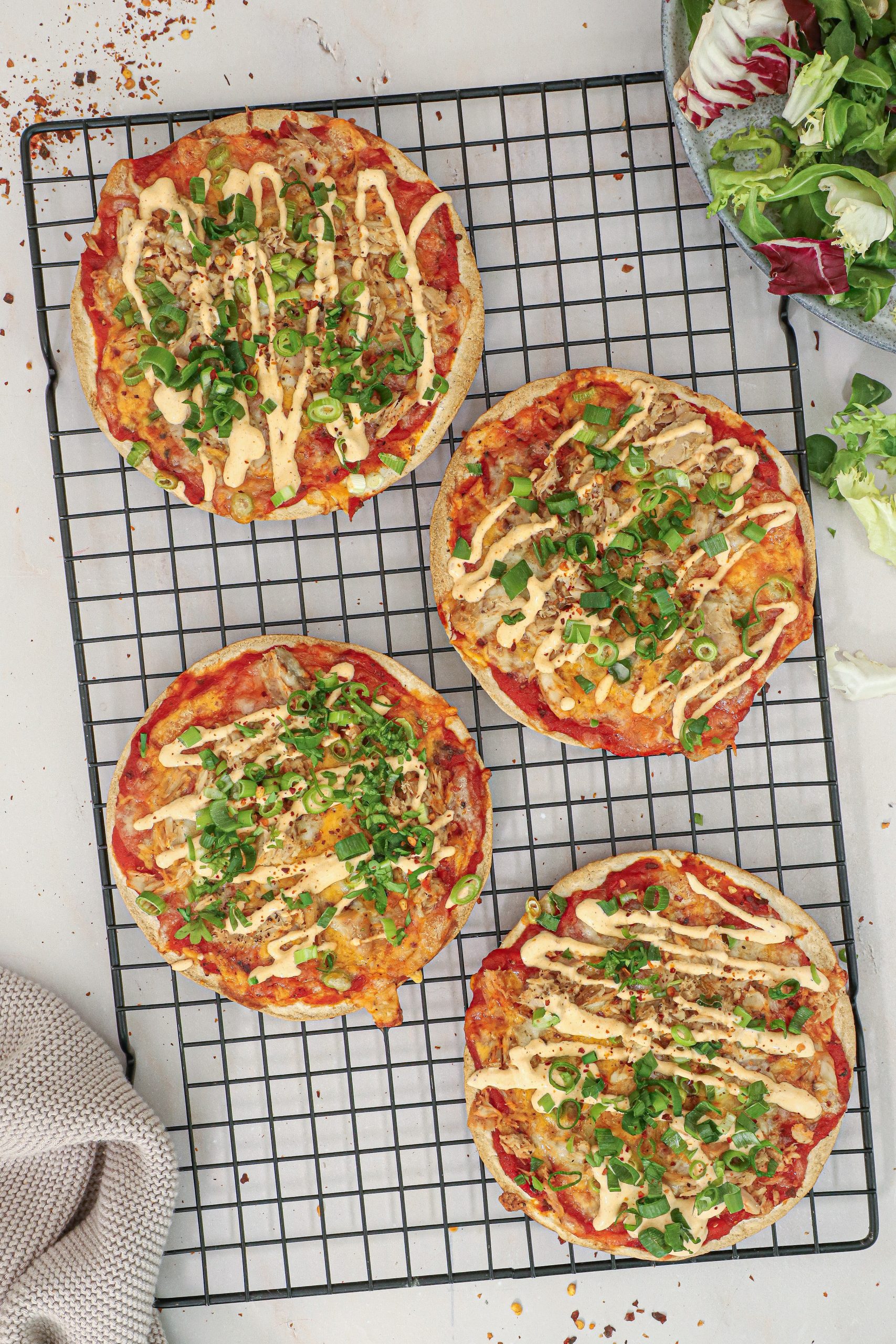 Tortilla pizza med tun, chili og forårsløg