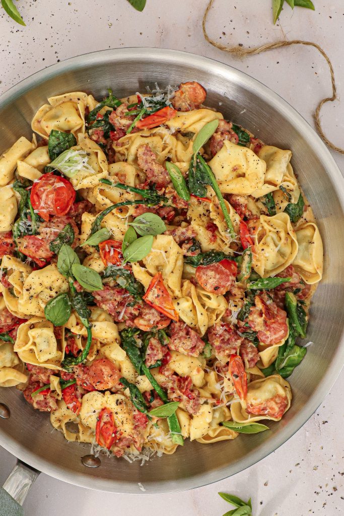 One pot tortellini med salsiccia, tomater og fløde