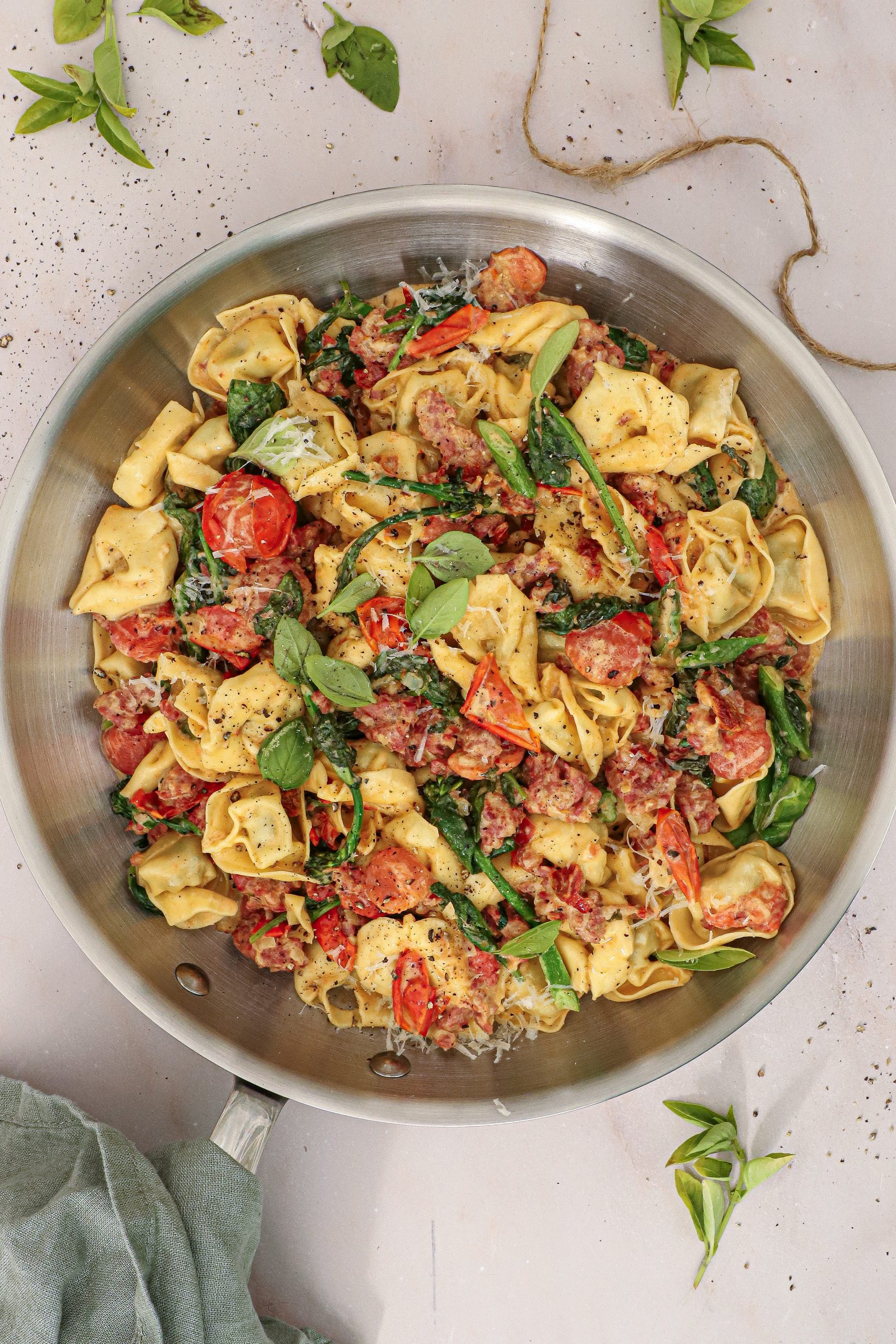 One pot tortellini med salsiccia, tomater og fløde