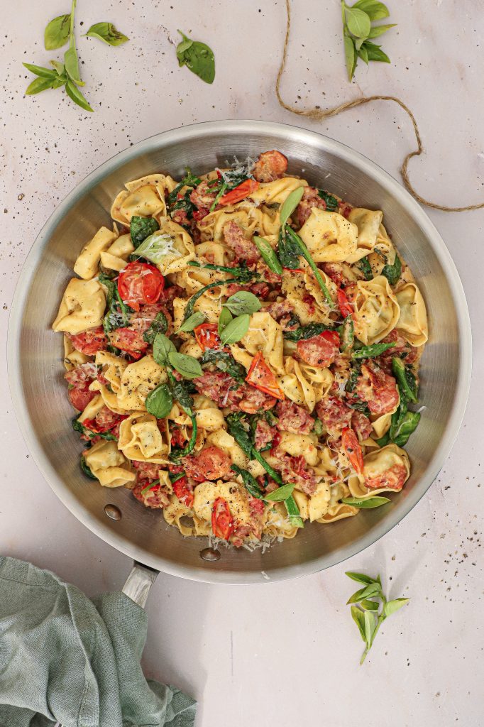 One pot tortellini med salsiccia, tomater og fløde