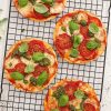 Tortilla pizza med tomat, mozzarella og pesto