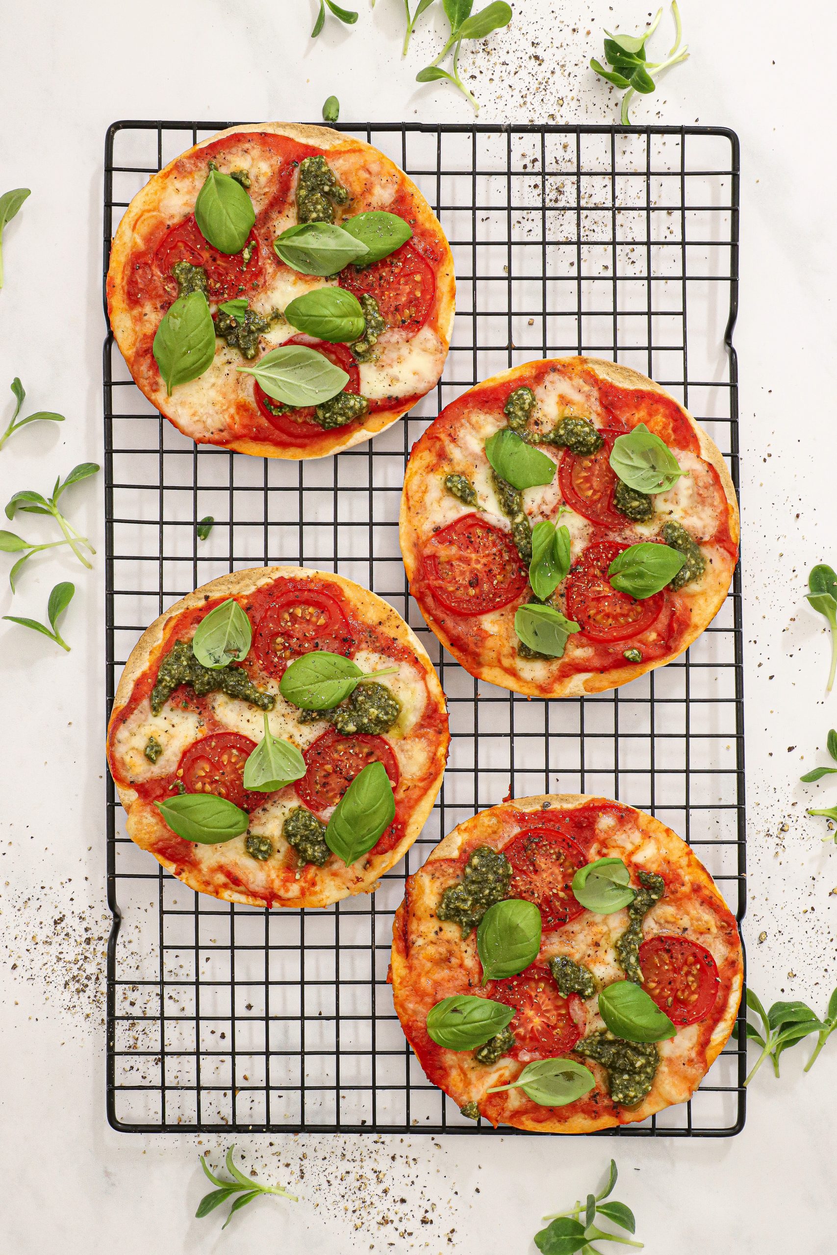 Tortilla pizza med tomat, mozzarella og pesto