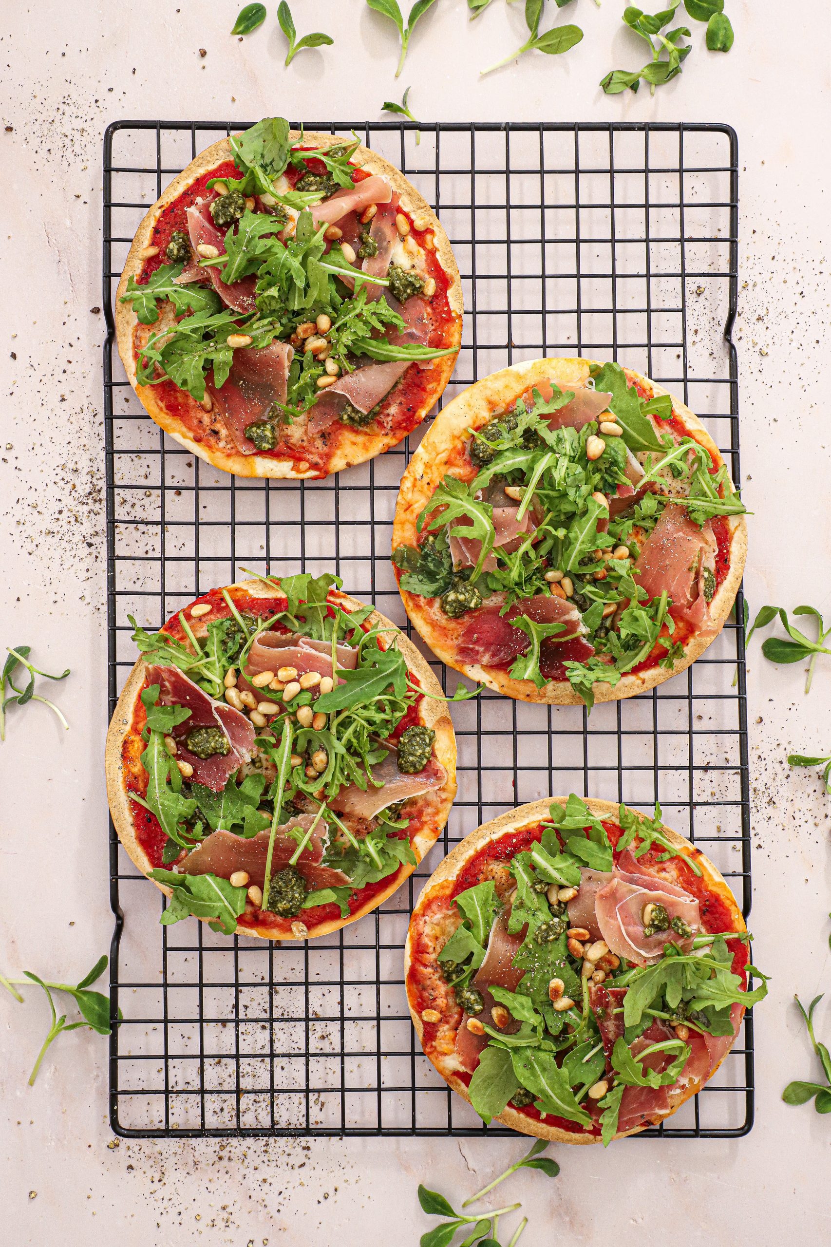Tortilla pizza med serrano og pesto