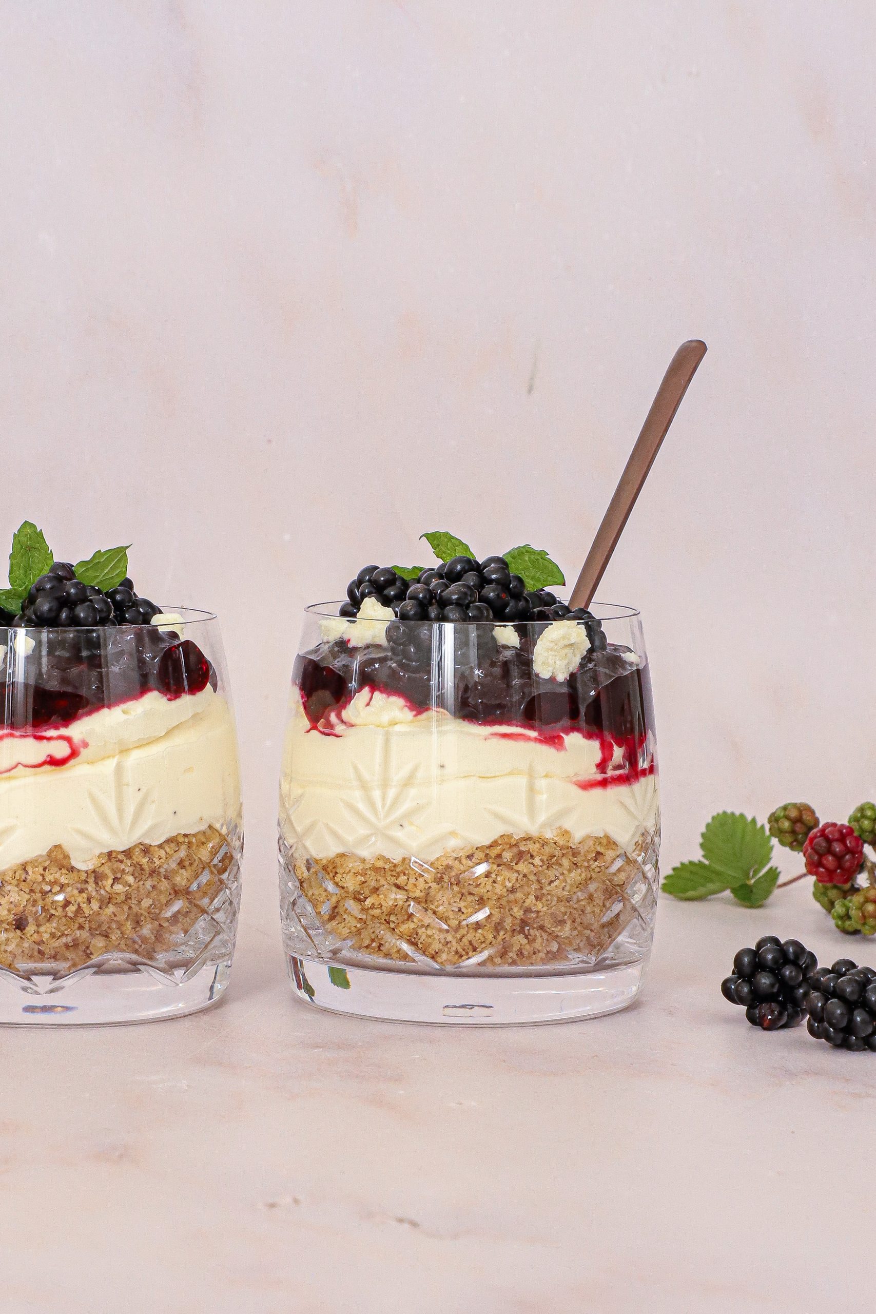 Nem cheesecake i glas med brombærkompot