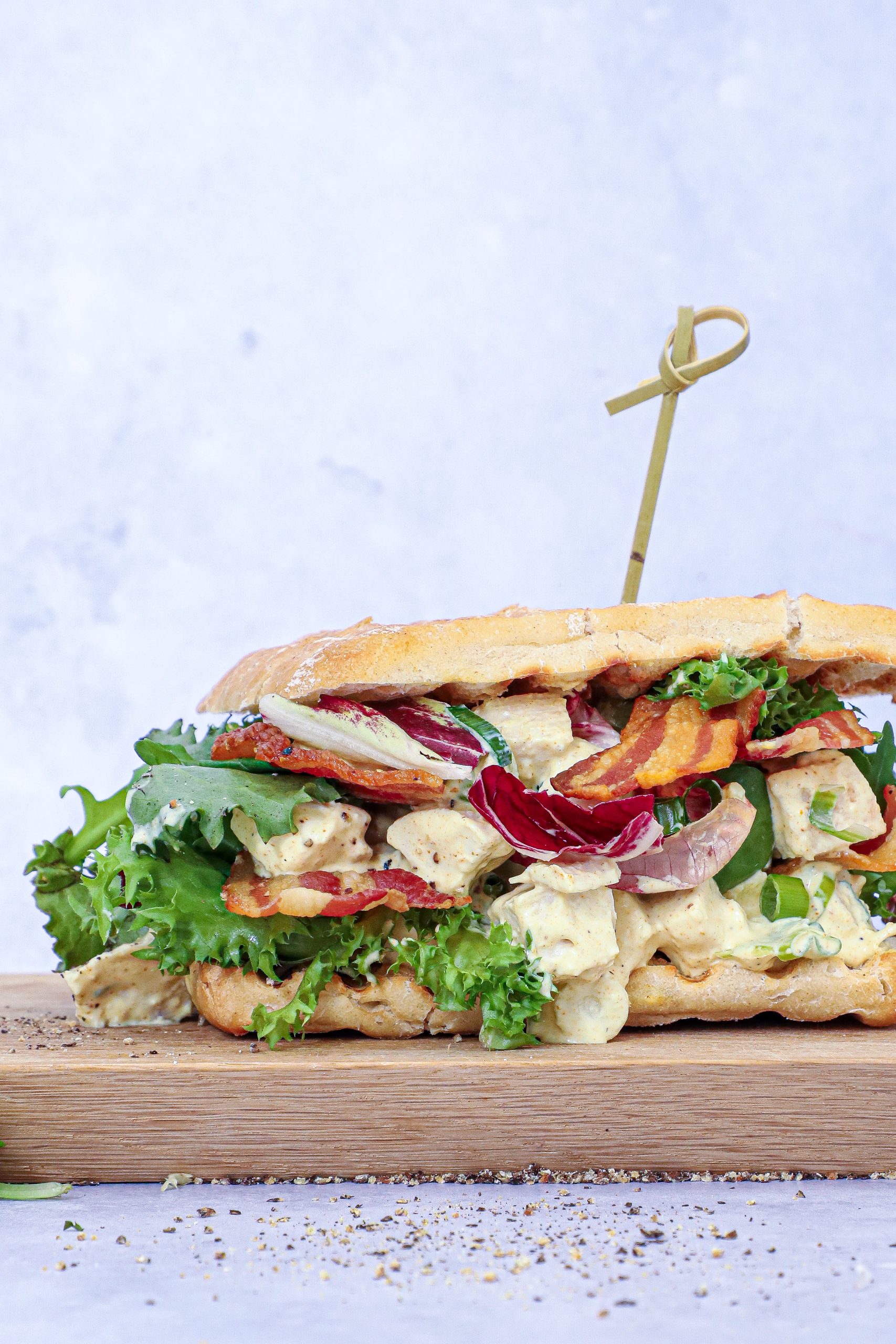 Sandwich med kyllingesalat og bacon