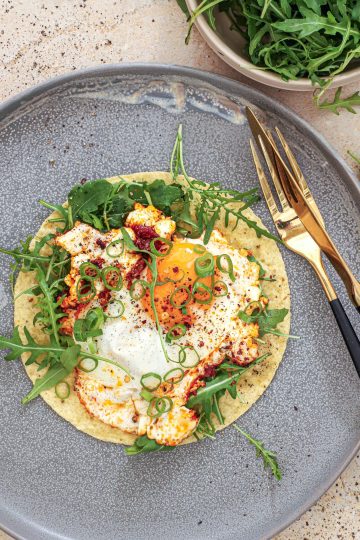Tortilla med spicy feta spejlæg