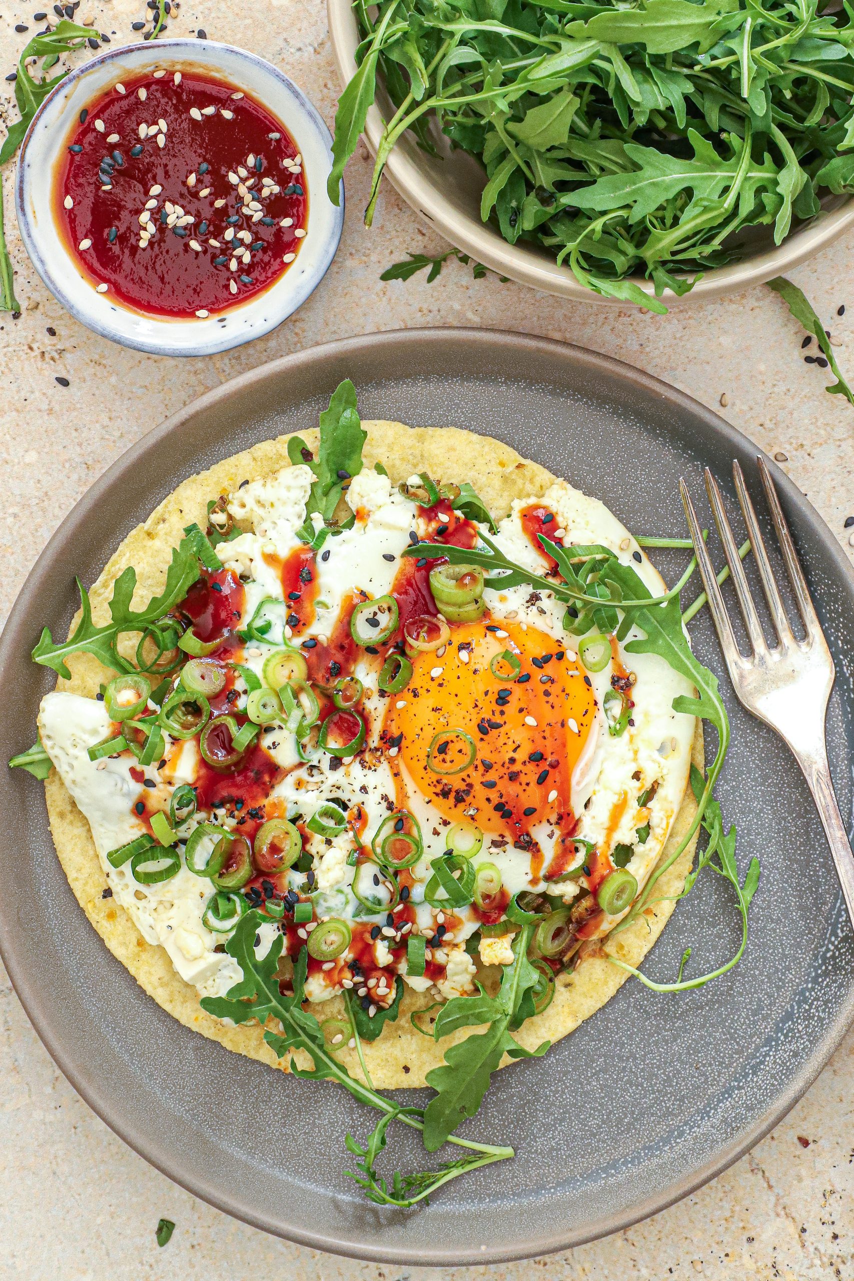 Tortilla med feta spejlæg og okonomiyaki sauce