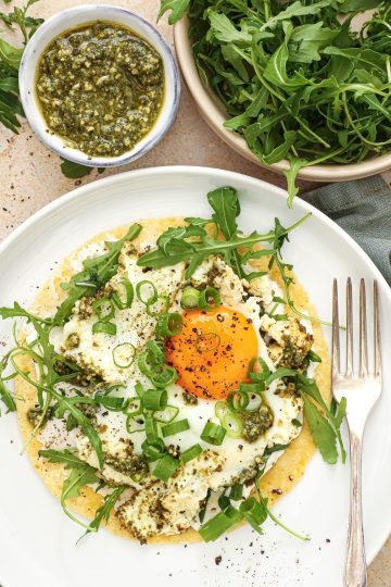 Tortilla med pesto feta spejlæg