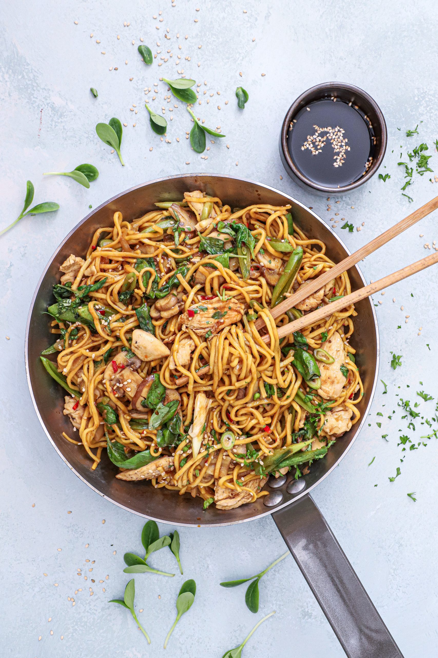 Asiatisk wok med kylling, nudler og grøntsager