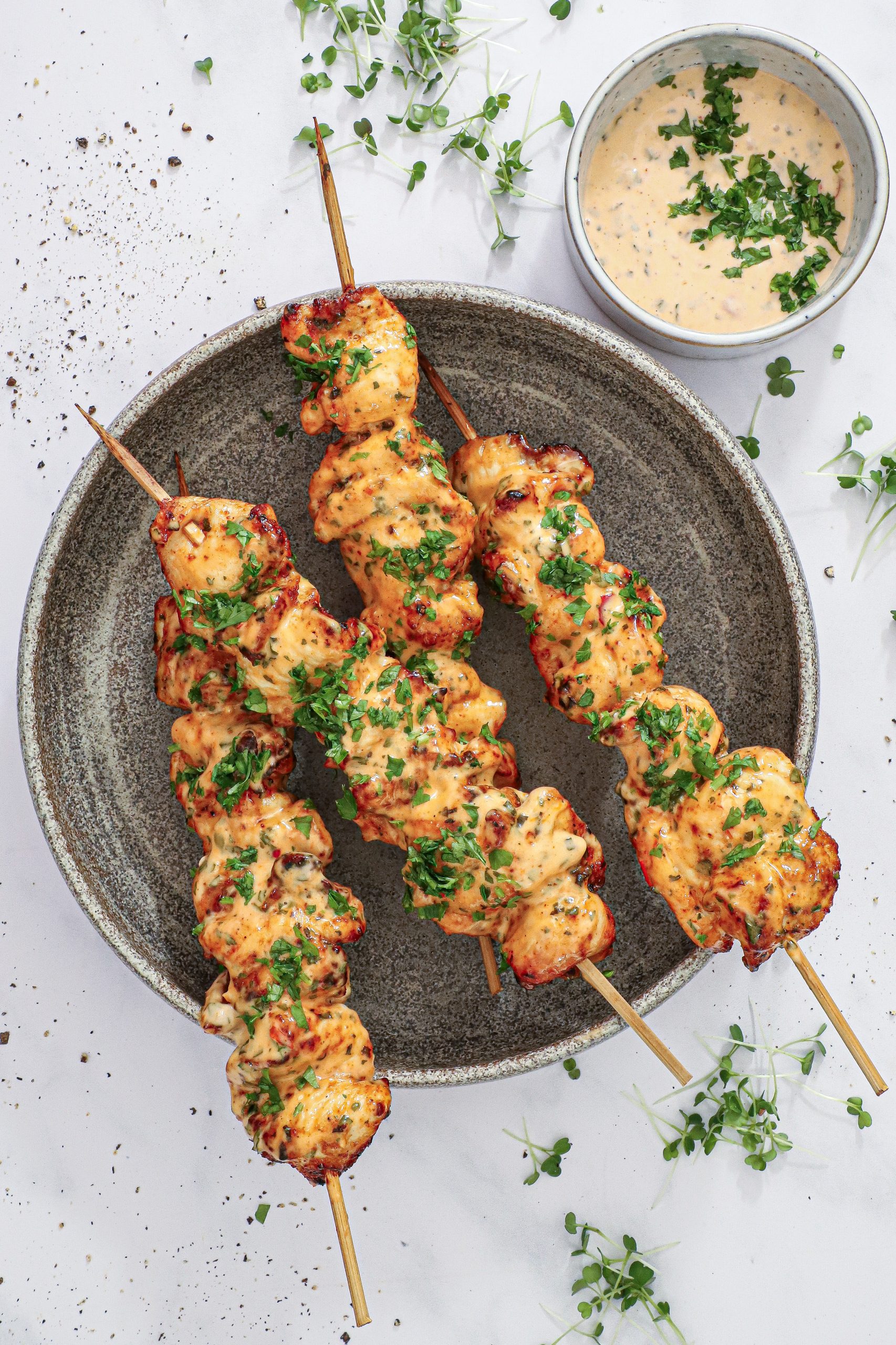 Krydrede kyllingespyd med chili mayo