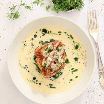 Stegt torsk med hvidvinssauce, spinat og rejer