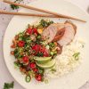 Stir fry med grøntsager, svinemørbrad og ris