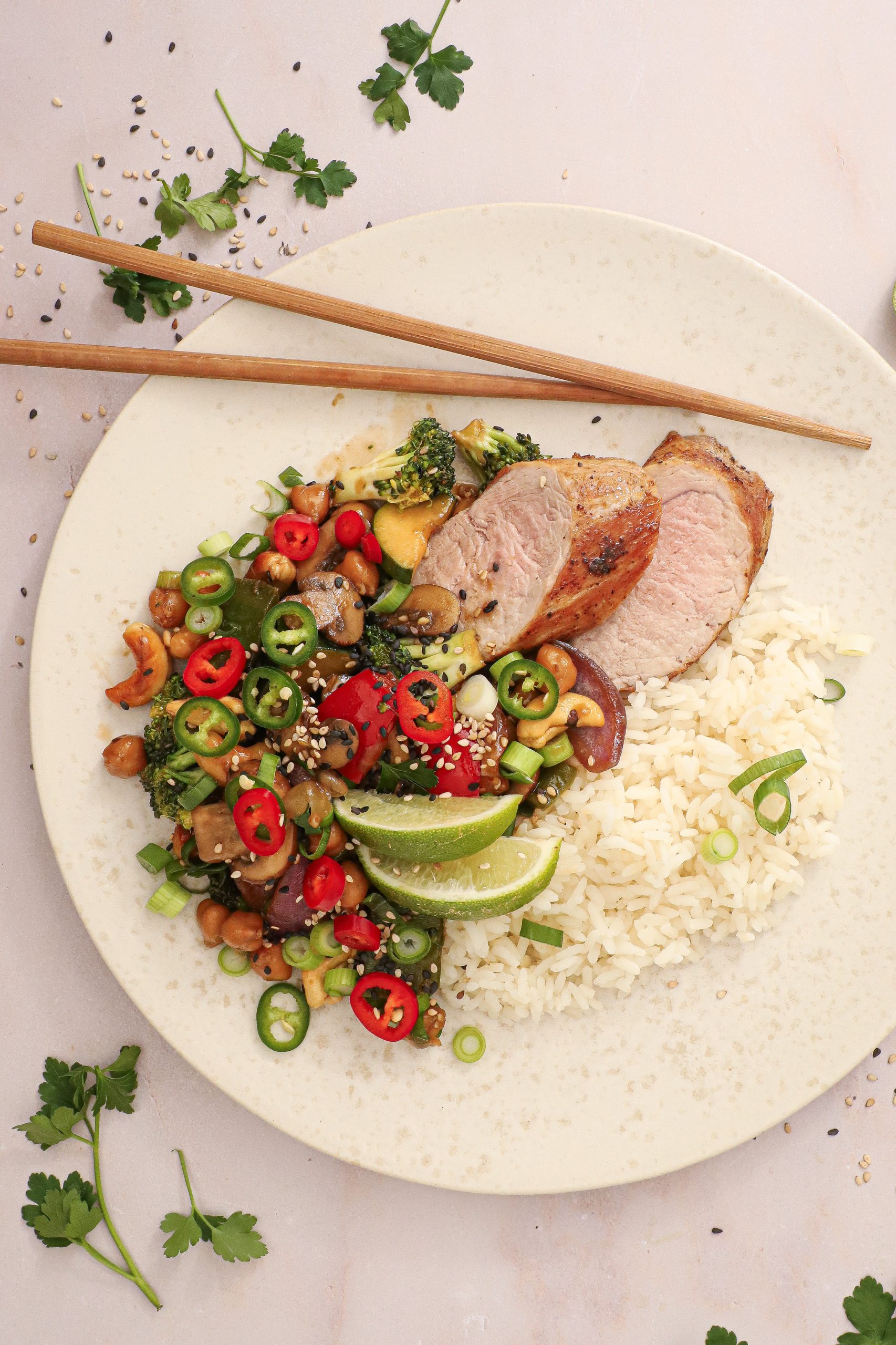 Stir fry med grøntsager, svinemørbrad og ris