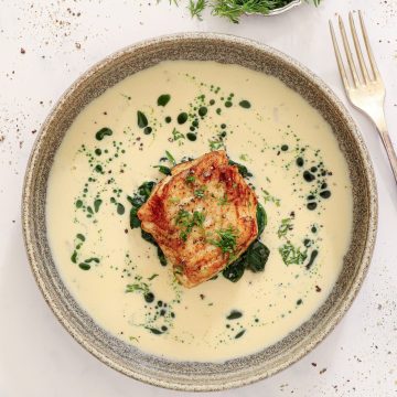 Stegt torsk med hvidvinssauce og spinat