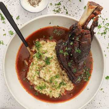Braiseret lammeskank med risotto og shiitake
