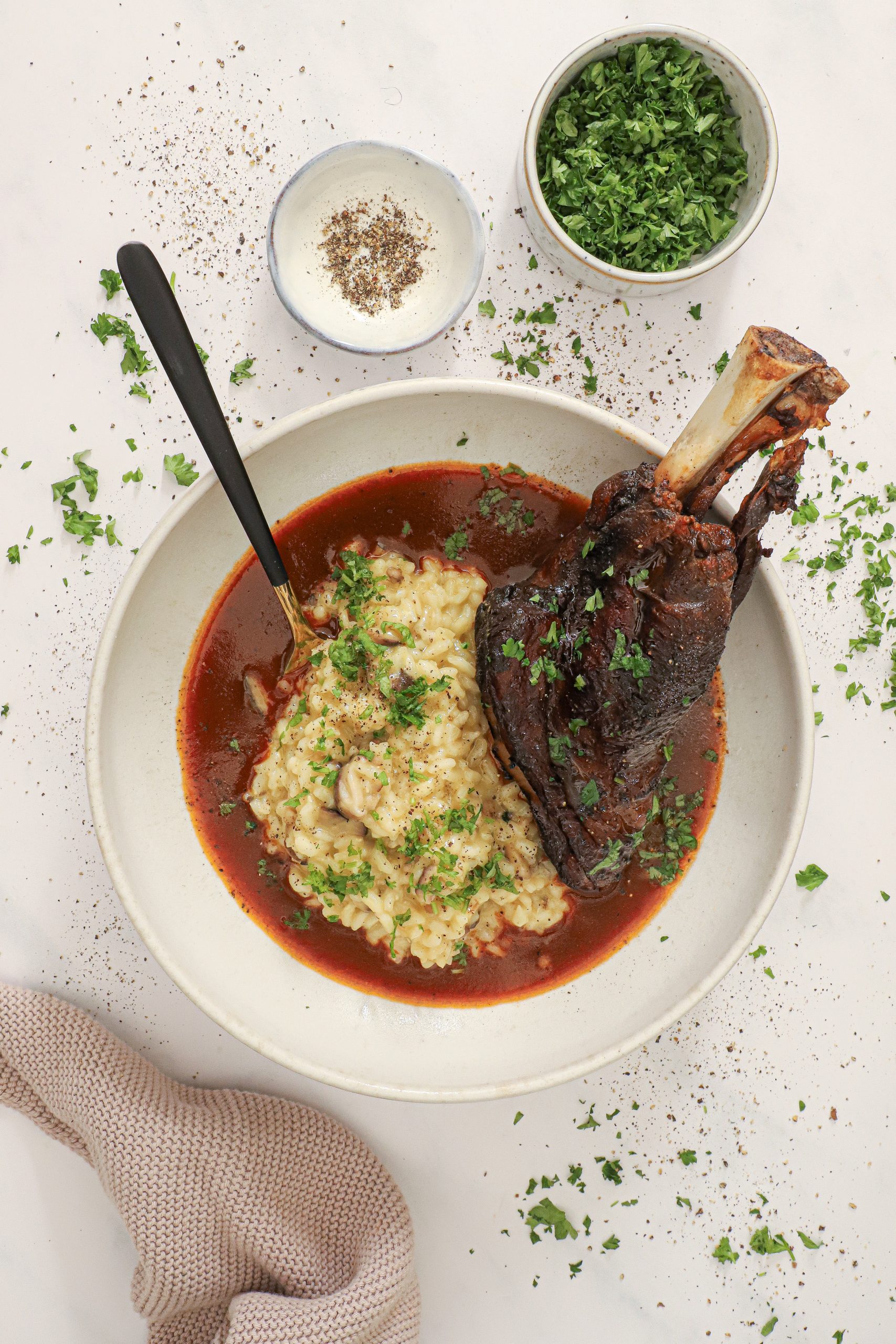 Braiseret lammeskank med risotto og shiitake