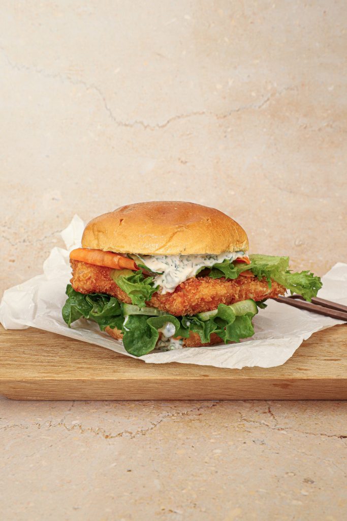 Fiskeburger med fiskefilet og tatarsauce