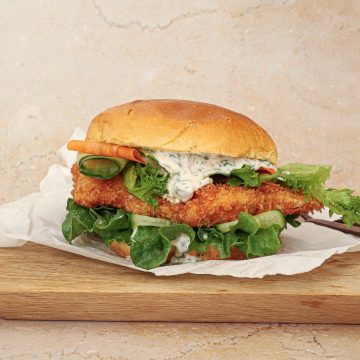 Fiskeburger med fiskefilet og tatarsauce