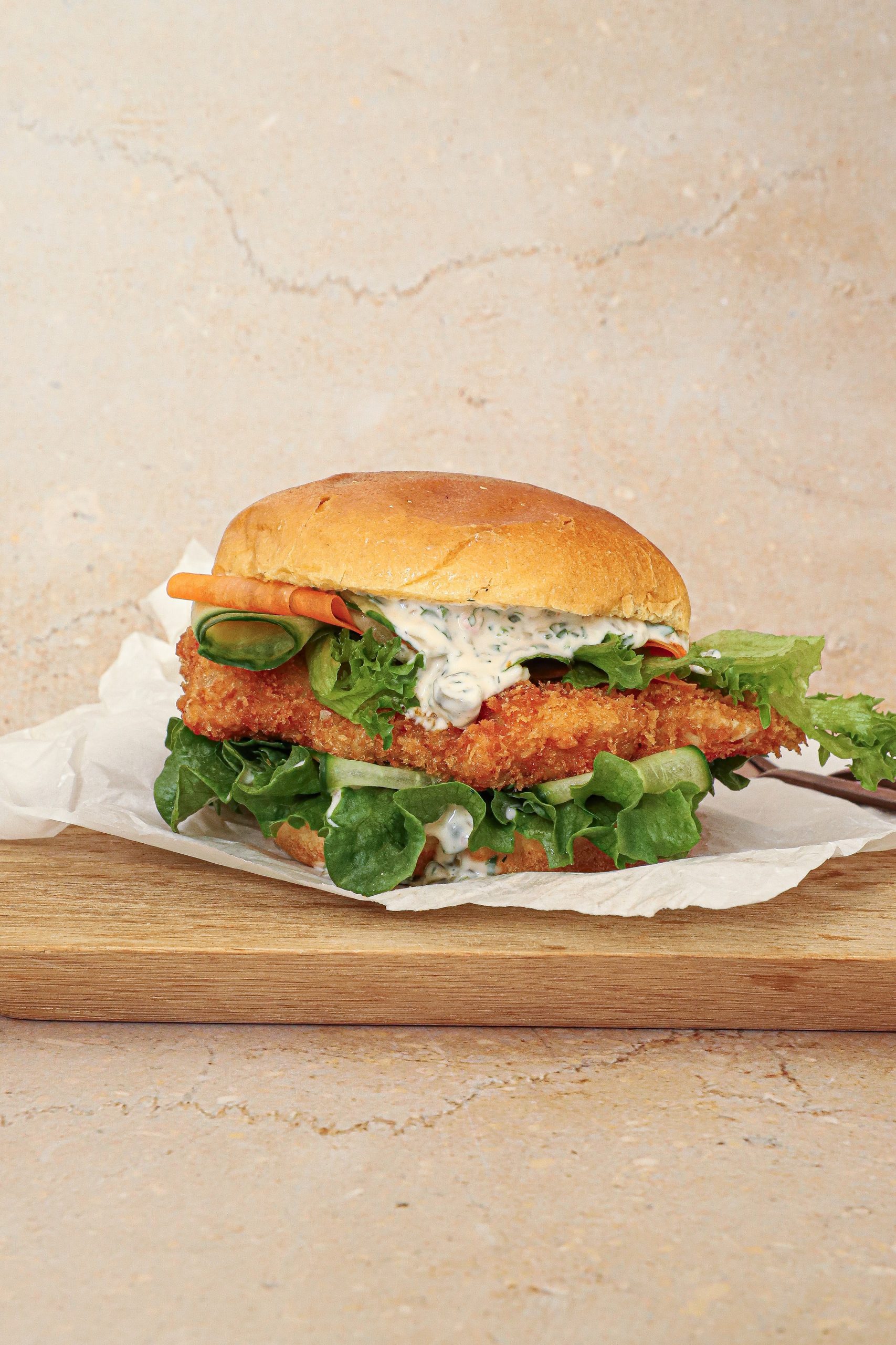 Fiskeburger med fiskefilet og tatarsauce