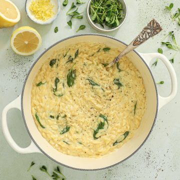 Cremet orzo med fløde, citron og parmesan, - masser af frisk basilikum og friskkværnet peber.