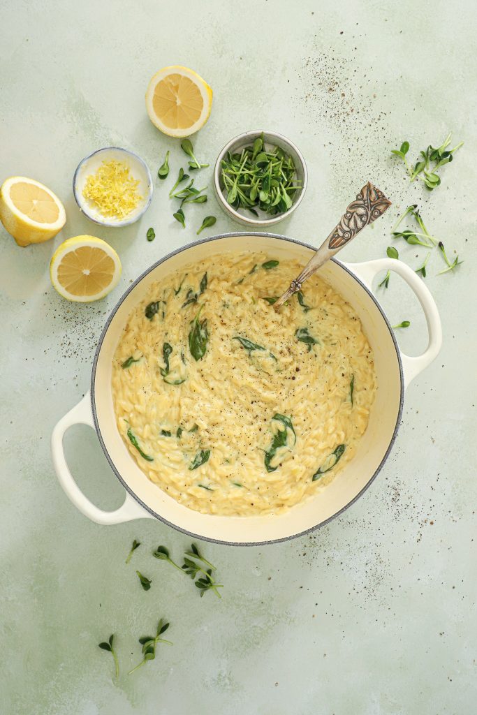 Cremet orzo med fløde, citron og parmesan, - masser af frisk basilikum og friskkværnet peber.