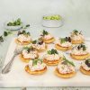 Blinis med varmrøget laksesalat