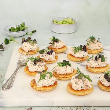 Blinis med varmrøget laksesalat