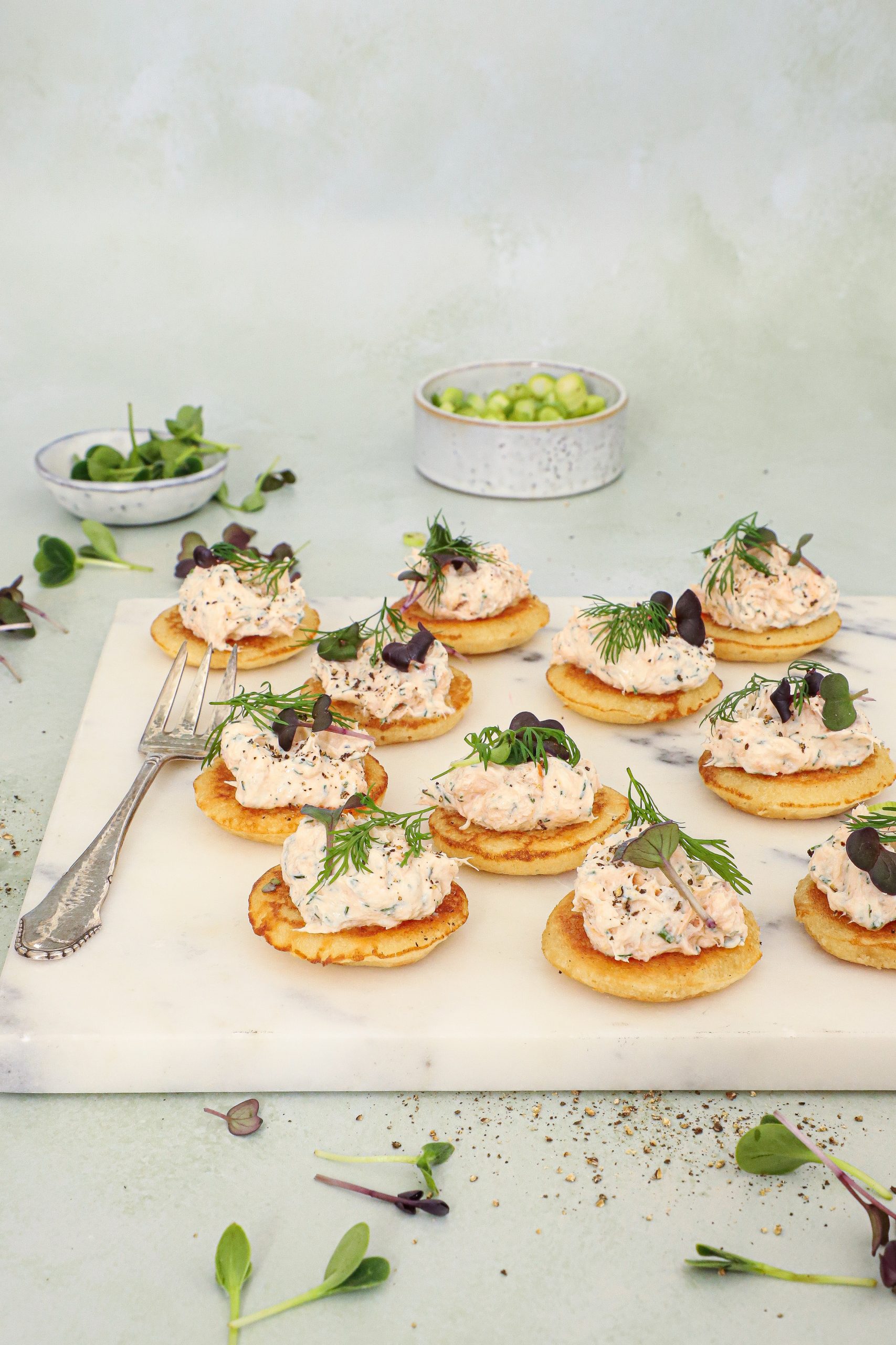 Blinis med varmrøget laksesalat